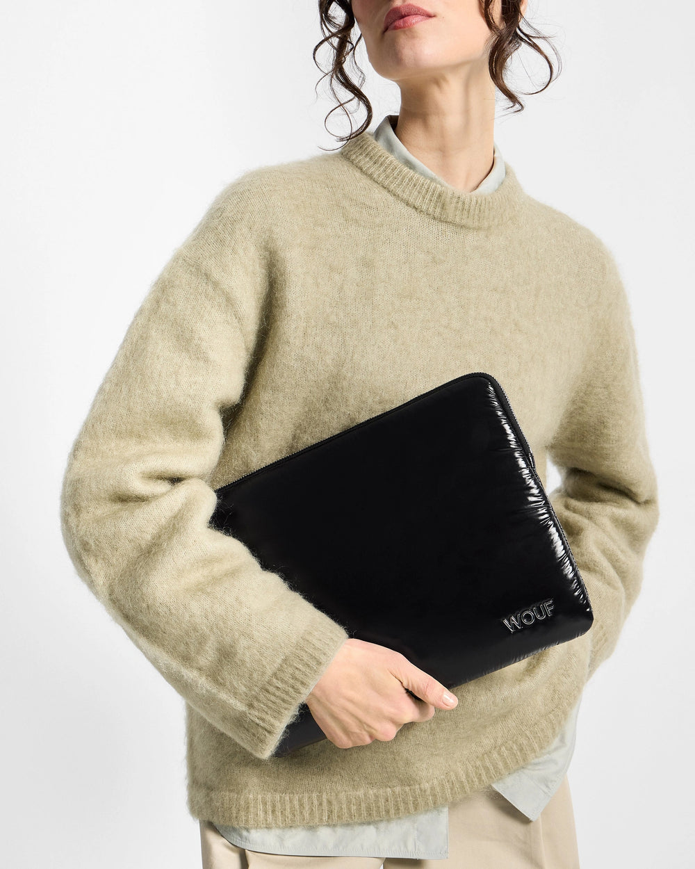 Wouf Etui za laptop Night 13" i 14" - u ruci modela
