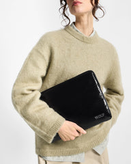 Wouf Etui za laptop Night 13" i 14" - u ruci modela