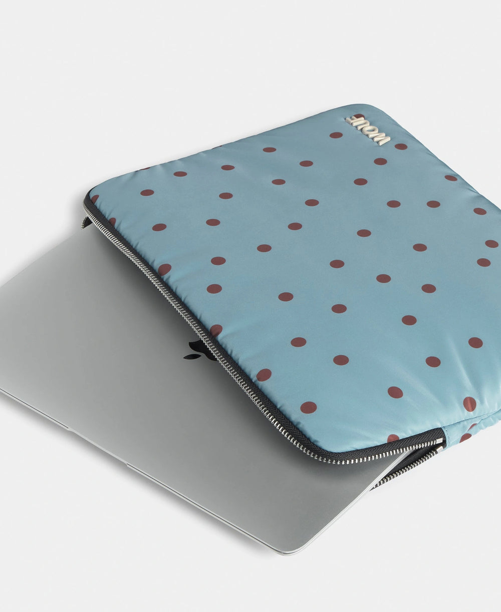 Wouf Etui za laptop Polka 13" i 14'' u upotrebi s macbookom