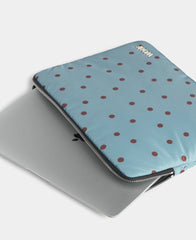 Wouf Etui za laptop Polka 13" i 14'' u upotrebi s macbookom