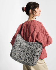 Wouf Hobo torba Colette - preko ramena modela