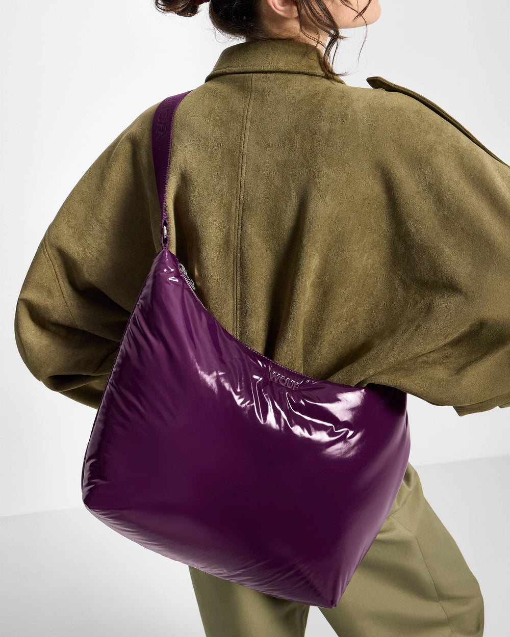 Hobo bag Plum on a model