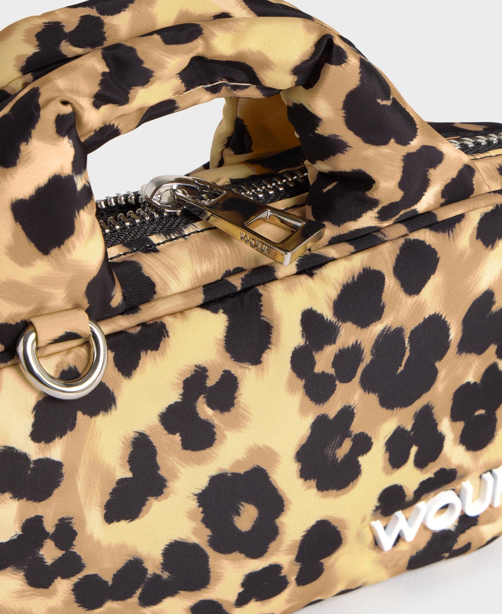 Feline mini bag detail: the zipper with the WOUF pull and a padded handle