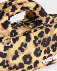 Feline mini bag detail: the zipper with the WOUF pull and a padded handle