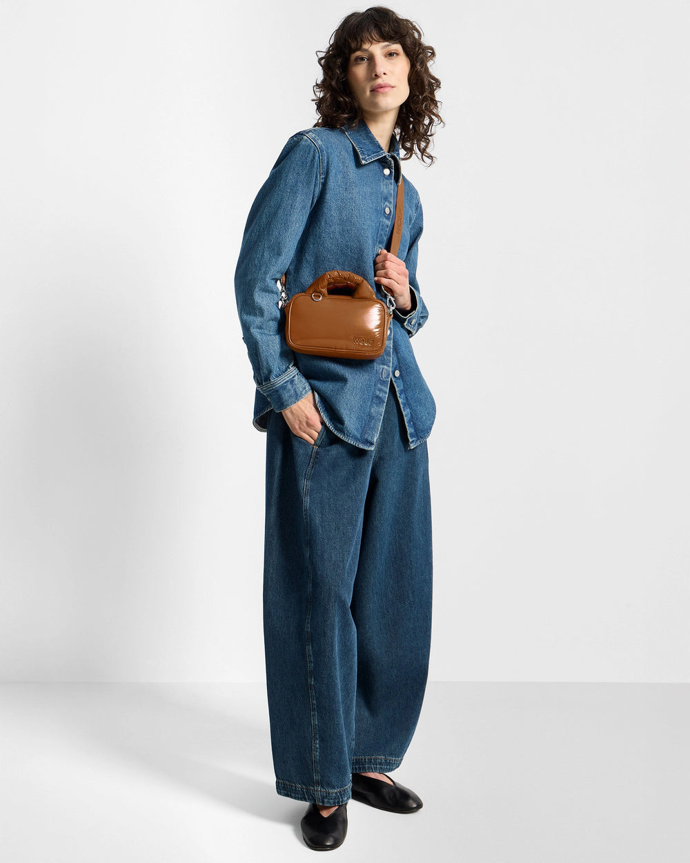 Wouf Mini torba Sienna na ženskom modelu