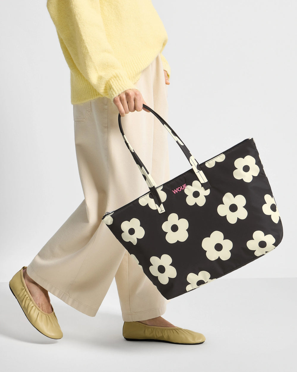 Shopper bag Night Daisy on a model