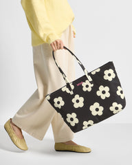 Shopper bag Night Daisy on a model