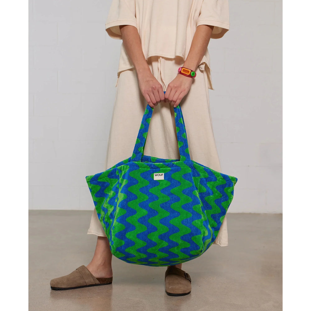 Wouf Velika torba za plažu Goa u ruci modela
